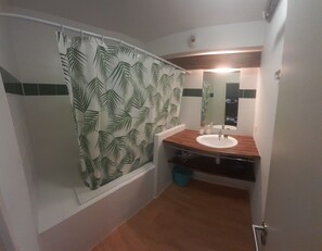 Articles de toilette écologiques, sèche-cheveux, serviettes fournies