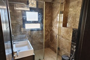 Suite | Badezimmer | Dusche, Regendusche, kostenlose Toilettenartikel, Handtücher
