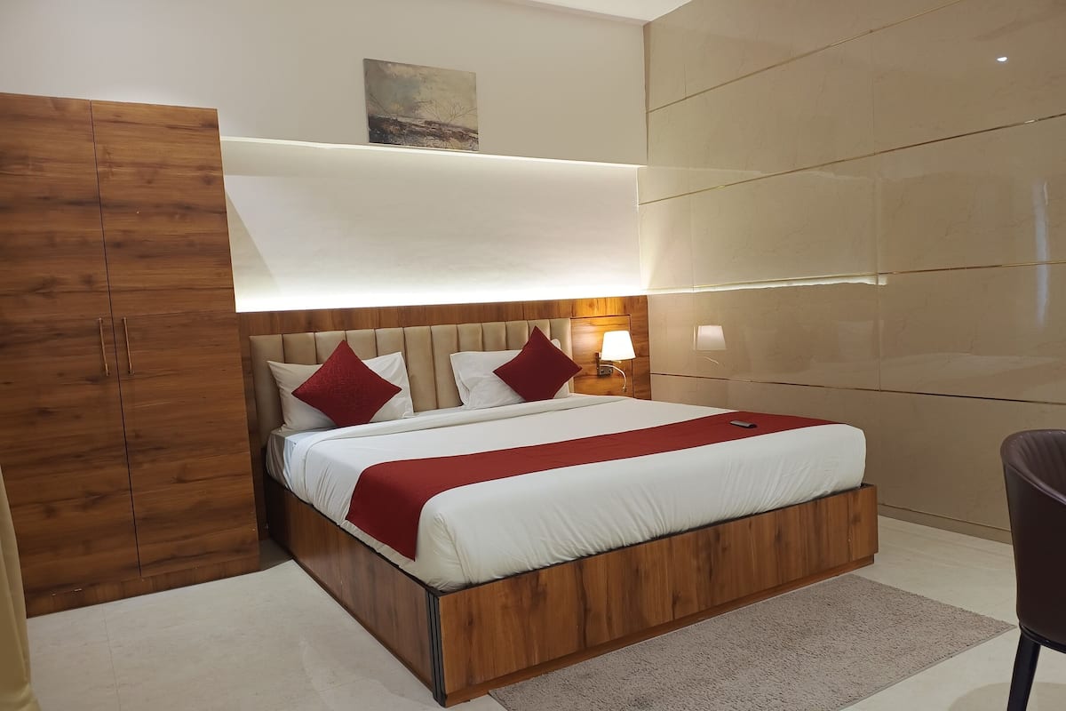 Desk, free WiFi, bed sheets