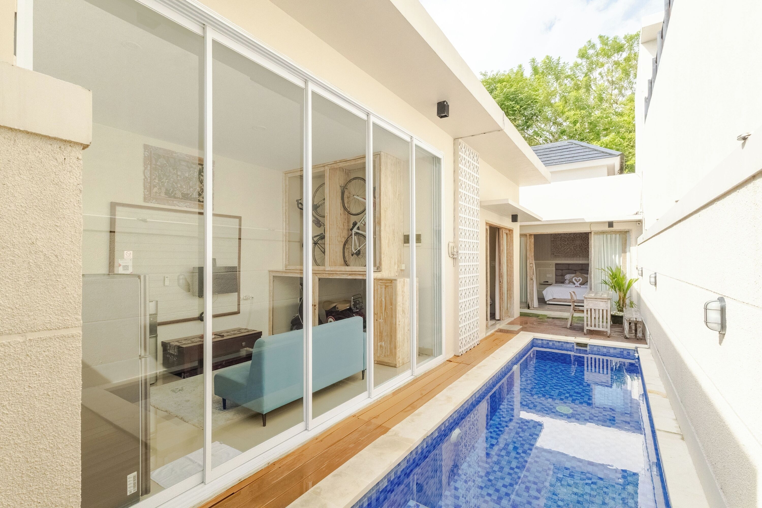 สระว่ายน้ำกลางแจ้ง