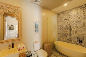 Villa, 2 chambres, piscine privée | Salle de bain | Baignoire et douche séparées, douche cascade