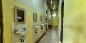 Shower, rainfall showerhead, towels - Keladi House Ubud (Ubud)