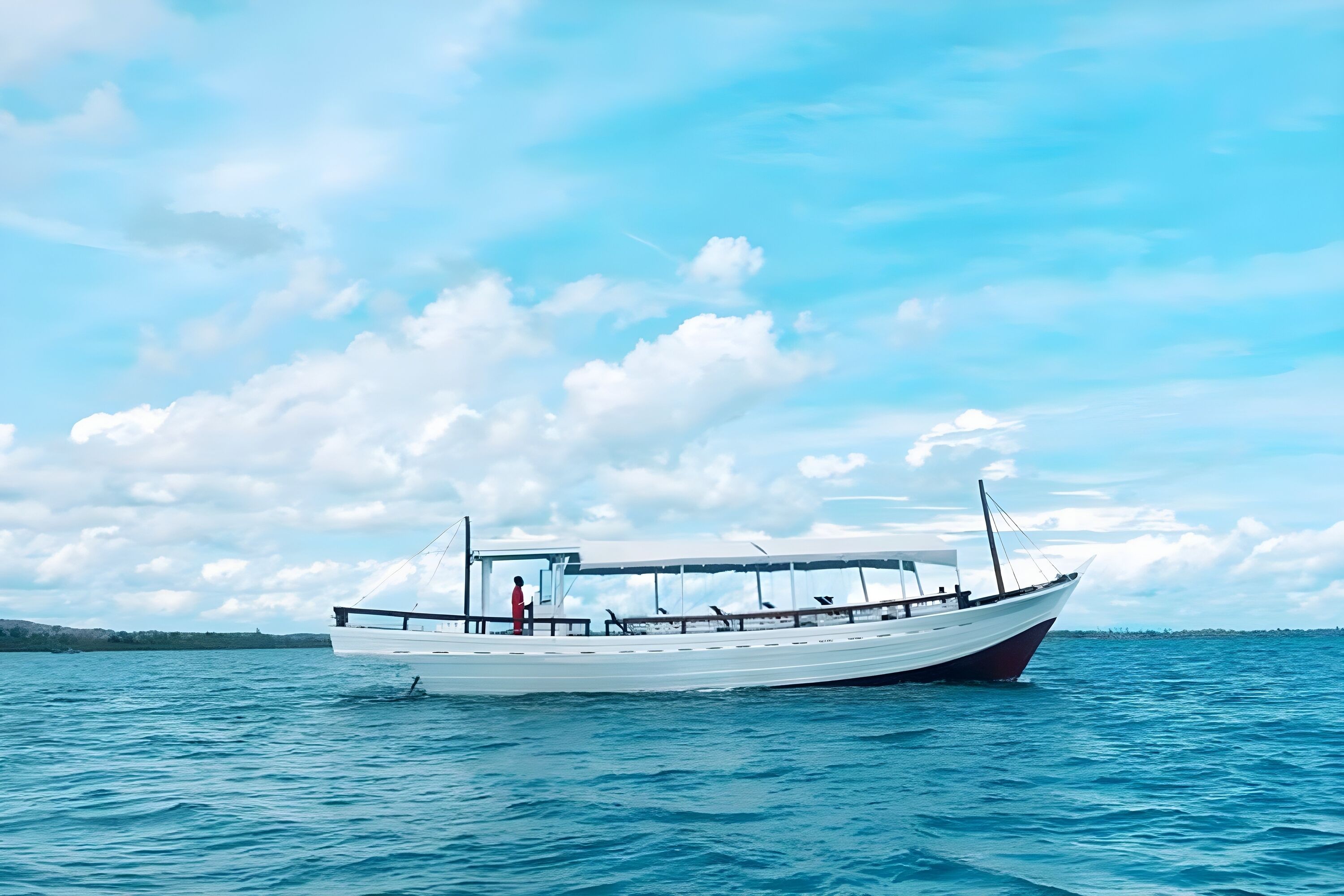 Ein Boot auf ruhigem Wasser unter blauem Himmel.