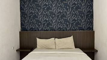 Escritorio, wifi gratis y ropa de cama