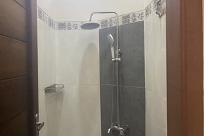 Shared Dormitory | Bathroom | Shower, rainfall showerhead, free toiletries, towels - Gb 2 Backpacker Borobudur (Borobudur)