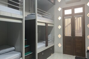 Shared Dormitory | Desk, free WiFi, bed sheets - Gb 2 Backpacker Borobudur (Borobudur)