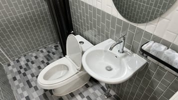 Shower, rainfall showerhead, free toiletries, towels
