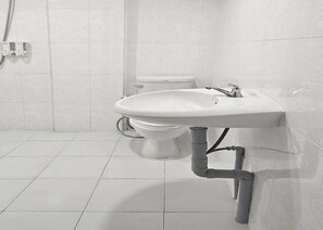 Shower, rainfall showerhead, free toiletries, hair dryer