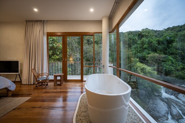 Familie villa | Badkamer | Gratis toiletartikelen, een haardroger, pantoffels, handdoeken