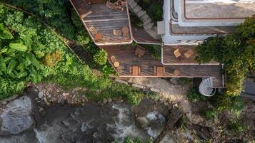 Deluxe Room | Desk, rollaway beds, free WiFi, bed sheets