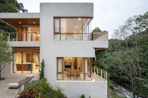 Stórt einbýlishús fyrir fjölskyldur | Skrifborð, aukarúm, ókeypis þráðlaus nettenging, rúmföt