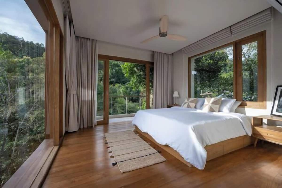 Desk, rollaway beds, free WiFi, bed sheets