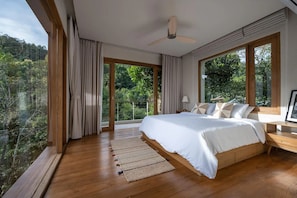 Deluxe-herbergi | Skrifborð, aukarúm, ókeypis þráðlaus nettenging, rúmföt