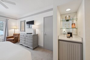 Strykjärn/strykbräda, resesäng, wi-fi och sängkläder