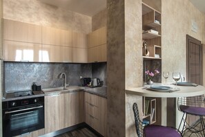 Superior One-Bedroom Apartment - Violet | Cuisine privée | Mini réfrigérateur, four, plaque de cuisson, machine à expresso