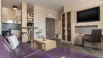 Superior One-Bedroom Apartment - Violet | 起居区 | 50-英寸智能电视(配备有线频道)、Netflix、流媒体服务