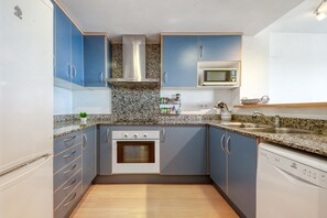 冷蔵庫、電子レンジ、オーブン、食器洗い機