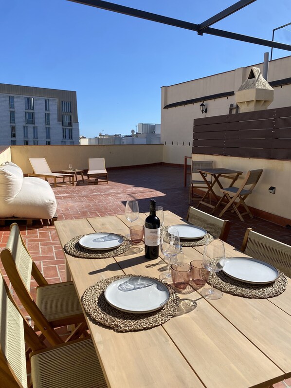 Outdoor dining - Luminoso Ático con Espectacular Terraza con Vistas (Barcelona)
