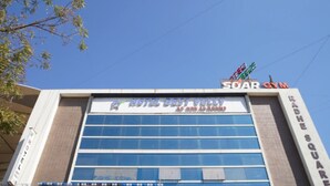 Un hotel con un letrero que dice "HOTEL BEST VELLY" y un cartel de gimnasio arriba.