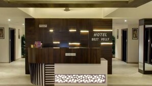 Una recepción de hotel con un cartel que dice "HOTEL BEST VELLY".