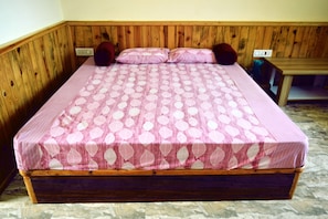 Standard Room with Mountain view | Soundproofing, bed sheets