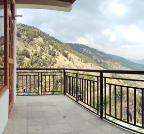Familienzimmer (Family Room with Mountain View) | Blick vom Balkon