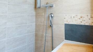 Een douche, milieuvriendelijk toiletgerief, een haardroger, handdoeken