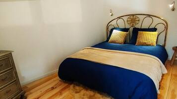 1 bedroom, travel cot, free WiFi, bed sheets