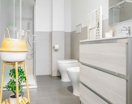 Shower, rainfall showerhead, free toiletries, hair dryer. San Felice Residence