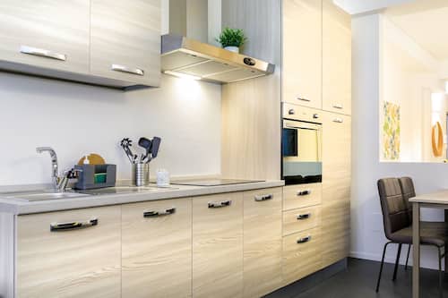 Frigorífico grande, horno, placa de cocina y máquina de café espresso