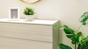 En 42-tommers smart-TV med kabel-kanaler samt strømmetjenester