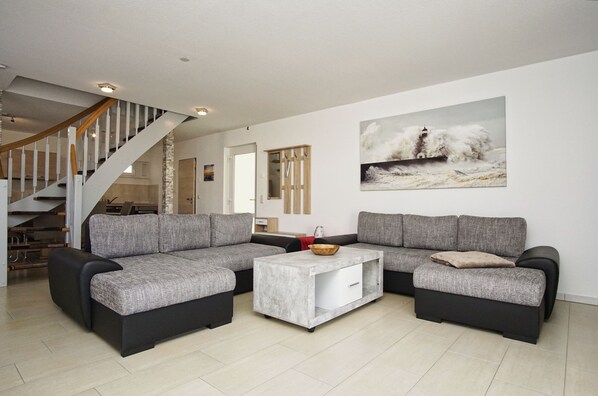 TV, DVD player, books, music library - Hafennahe Ferienwohnung auf 2 Etagen und mit Balkon - Haus Windland Fewo 25 (Wiek)