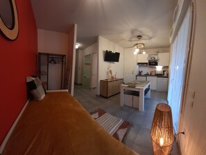 Een strijkplank/strijkijzer, reisbedje, wifi, beddengoed