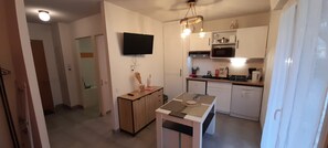 Een koelkast, een magnetron, een kookplaat, een vaatwasser