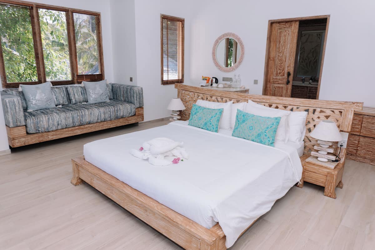 2 bedrooms, pillow-top beds, desk, laptop workspace