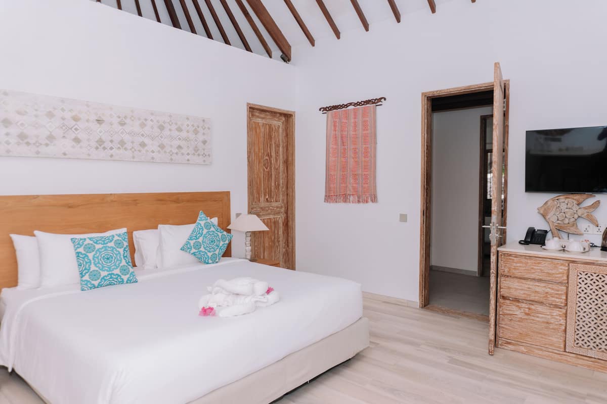 Family Cottage | 2 bedrooms, pillow-top beds, desk, laptop workspace