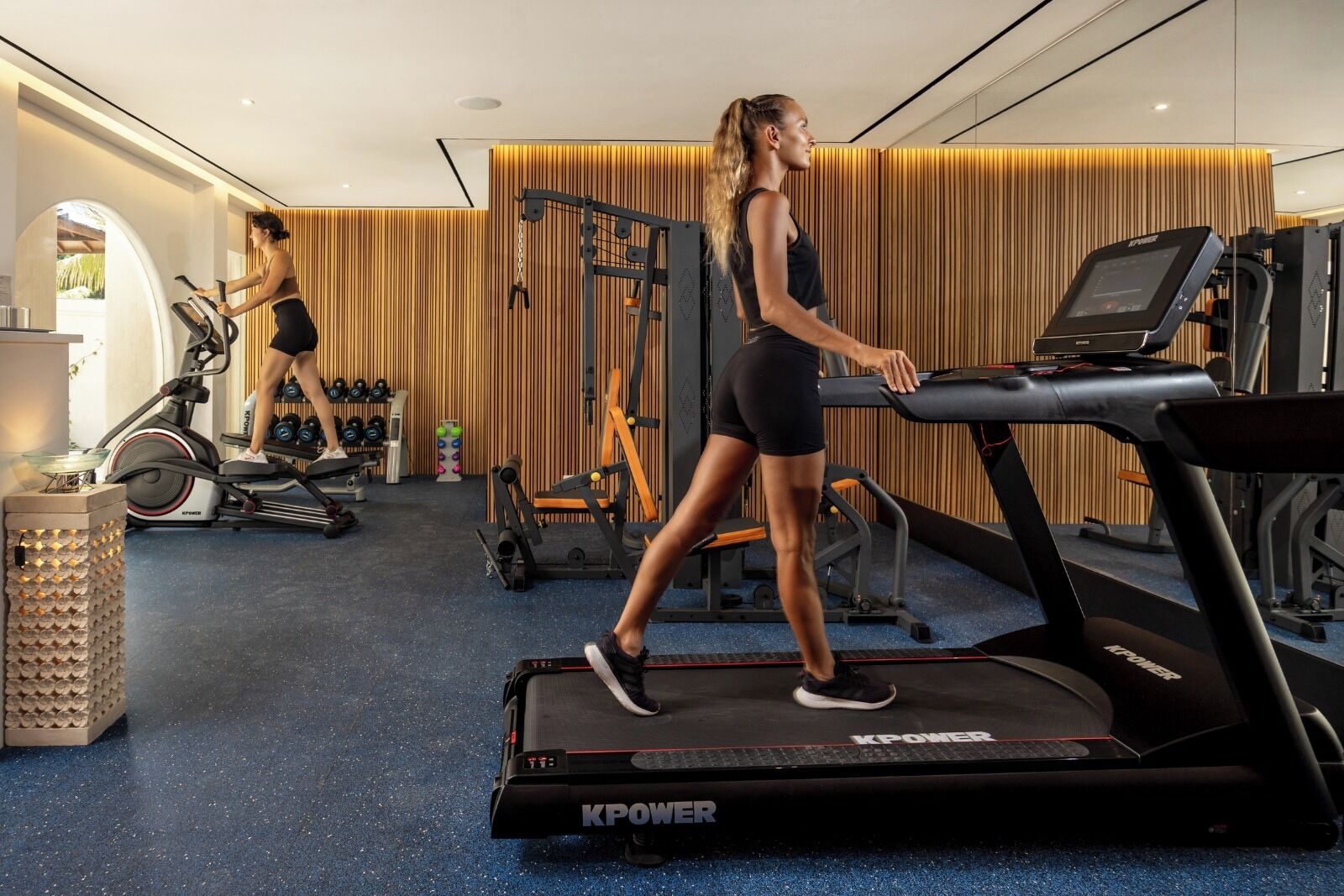 Ett gym med löpband, styrketräningsmaskiner och en mängd annan träningsutrustning.