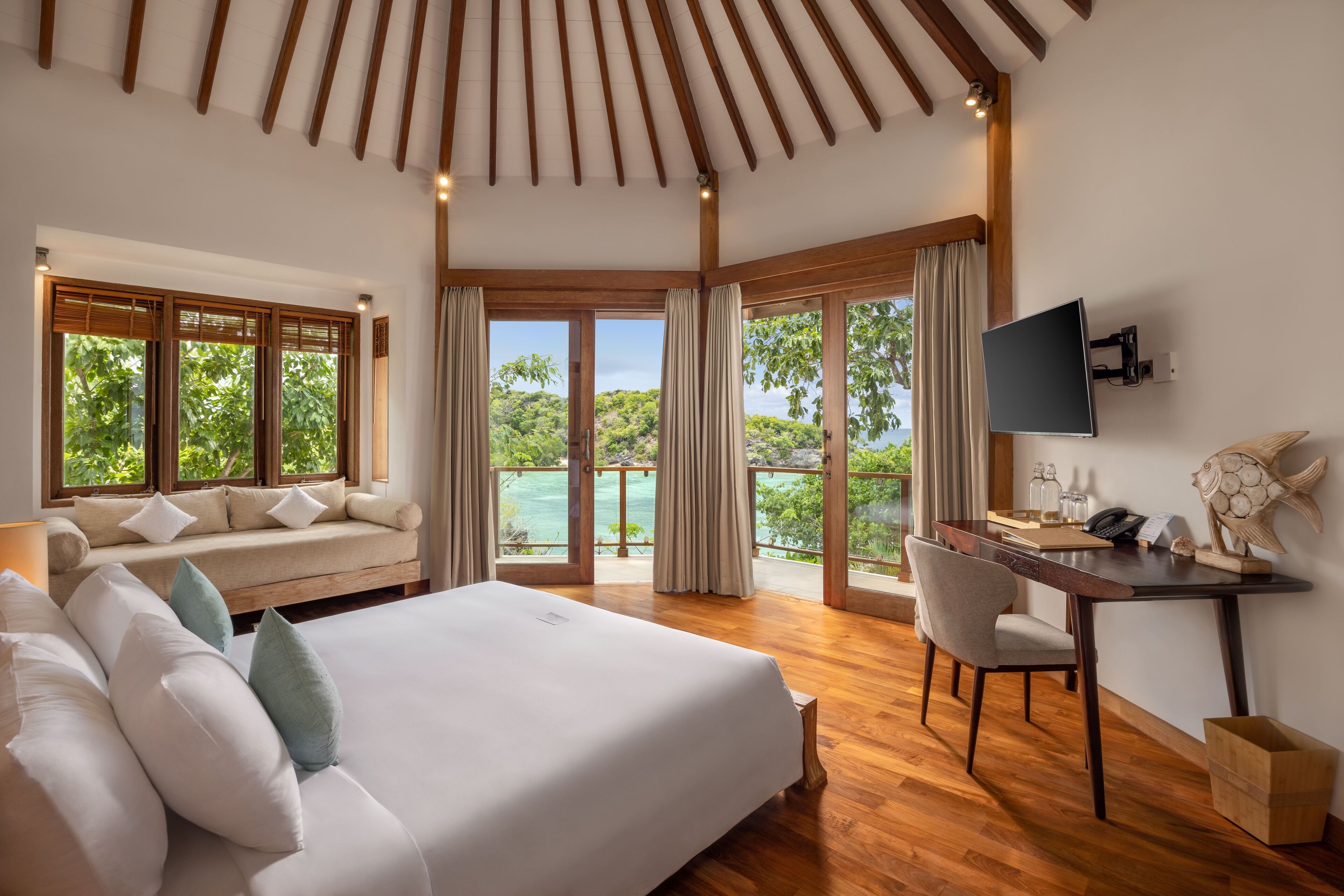 特厚豪華床墊、書桌、手提電腦工作空間、隔音