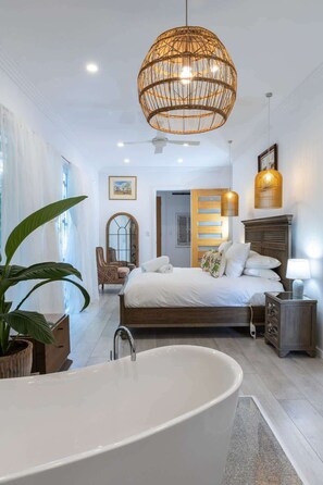 4 bedrooms, iron/ironing board, WiFi (free), bed sheets - The Lake Palace (Murrays Beach)