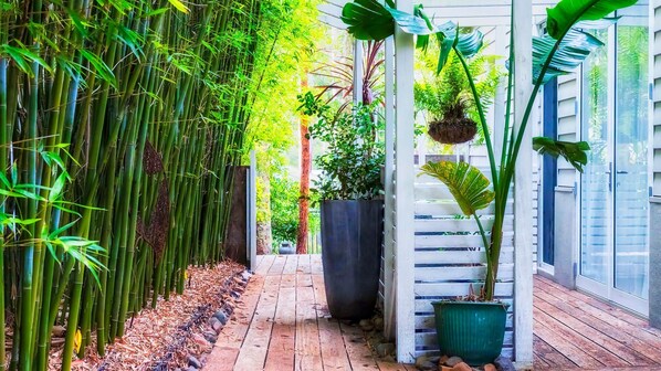 Property grounds - The Lake Palace at Murray's Beach (Murrays Beach)