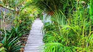 Property grounds - The Lake Palace at Murray's Beach (Murrays Beach)