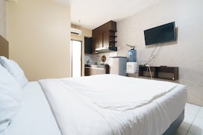 Desk, free WiFi, bed sheets - Capital O 93760 Apartemen Gateway Cicadas By Jh Group (Bandung)