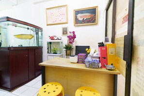 Reception - Capital O 93760 Apartemen Gateway Cicadas By Jh Group (Bandung)