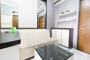 Family Studio | Living area - Capital O 93760 Apartemen Gateway Cicadas By Jh Group (Bandung)