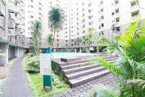 Outdoor pool - Capital O 93760 Apartemen Gateway Cicadas By Jh Group (Bandung)