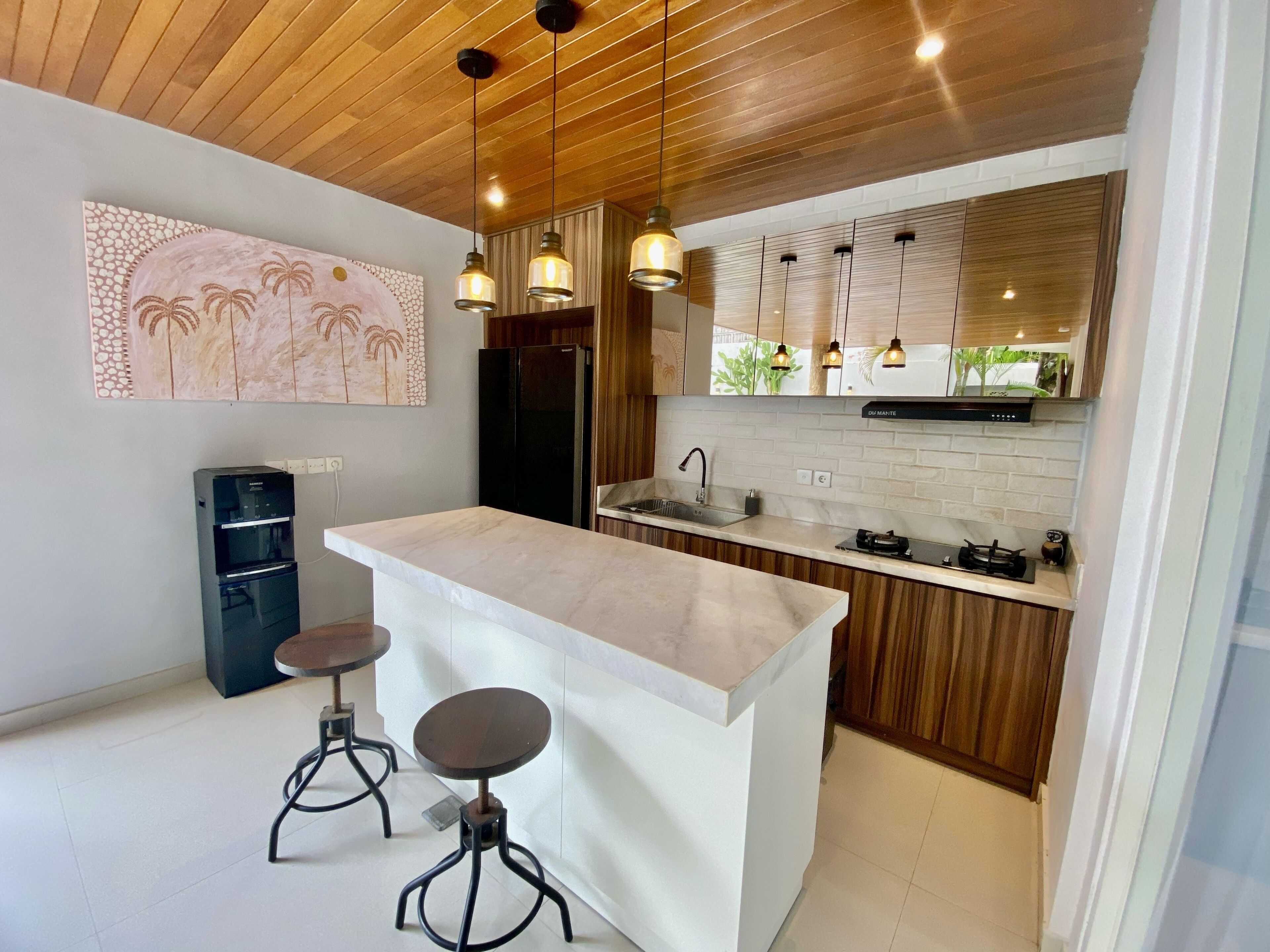 Fridge, stovetop, cookware/dishes/utensils, dining tables