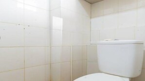 Deluxe Double Room | Bathroom - Hotel O Kemang View By Room 88 (Bekasi)
