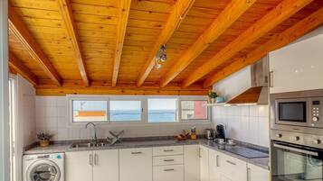 Een koelkast, een magnetron, een oven, een vaatwasser