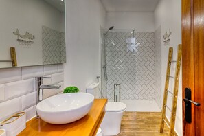 Douche, sèche-cheveux, serviettes fournies