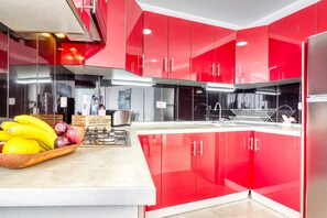 Réfrigérateur, micro-ondes, four, cafetière/bouilloire